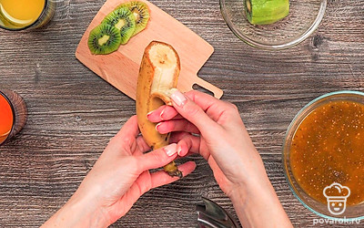 Семена чиа выложите в глубокую емкость и залейте 100 мл персикового сока. Отставьте на 15 минут, чтобы семена набухли. Киви и банан очистите. Достаньте блендер.