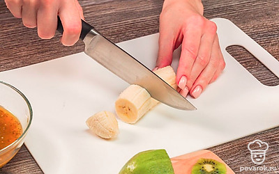 Банан и киви нарежьте небольшими кусочками.