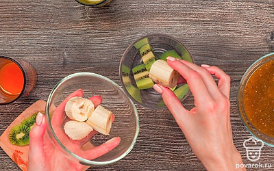 Поместите банан и киви в чашу блендера. Влейте апельсиновый сок и и остатки персикового. Включите устройство и перебейте ингредиенты.