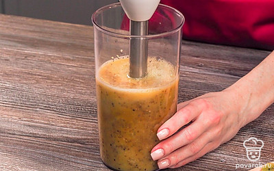 Добавьте в смесь остальной сок с чиа. Снова все измельчите блендером.