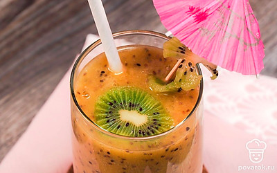 Чтобы красиво подать напиток, украсьте бокалы дольками киви. Поставьте соломинку и бумажный зонтик.
