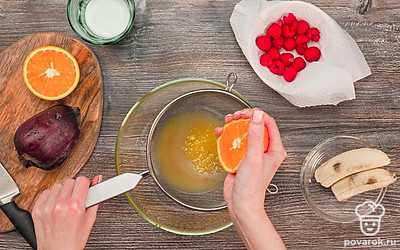 Свеклу сварите до готовности и очистите. Банан также очистите. Ягоды помойте и просушите бумажным полотенцем. Из апельсина выжмите сок. Подготовьте в блендер. Очистите банан от кожуры.