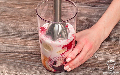 Свеклу и банан нарежьте на кусочки, поместите в блендер. Добавьте в блендер апельсиновый сок, молоко и ягоды. Измельчите ингредиенты в блендере до получения однородной массы.