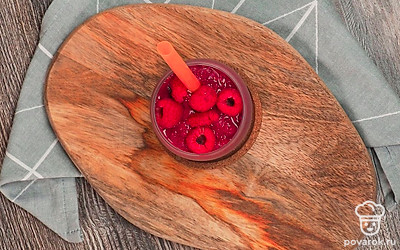 Перед подачей перелейте смузи в стекляный стакан для коктейлей, а сверху украсьте ягодами малины.