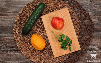 Огурец помойте и обрежьте у него края. Яблоко помойте и очистите от кожуры, сердцевины и семян. Базилик ополосните и просушите бумажным полотенцем. Достаньте блендер.