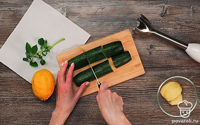 Разрежьте огурец на 2-3 части. Разрежьте яблоко пополам. Отрежте от лимона дольку.