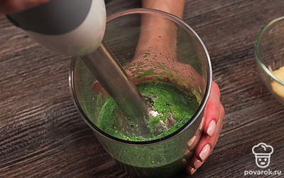 Поместите в чашу блендера огурец и базилик. Включите устройство и взбейте все до однородности.