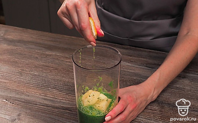 Добавьте в смесь яблоко, выдавите дольку лимона. Снова все взбейте. Если ингредиенты остаются на стенках чаши, откройте ее и соберите все при помощи ложки. Опустите кусочки в смесь и снова перемешайте.