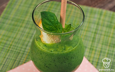 Для более эффектной подачи перелейте готовый смузи в красивые бокалы. Их можно украсить долькой лимона.