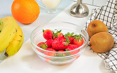 Помойте фрукты, клубнику и мяту. Очистите киви, апельсин и банан. У клубники удалите плодоножки.