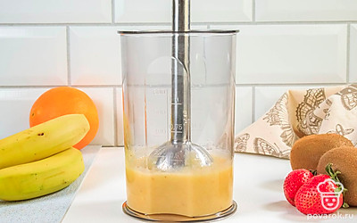 Отдельно смешайте в стакане кусочки апельсина и банана и также измельчите блендером.