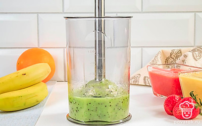 Порежьте киви на кусочки, добавьте несколько листиков мяты и также отдельно взбейте блендером.