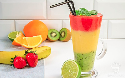 Теперь необходимо собрать смузи. В высокий стакан влейте поочередно пюре из киви и мяты, затем пюре из апельсина и банана, и в конце пюре из клубники. Чтобы слои не перемешались делать это нужно аккуратно. Украсьте смузи листочками мяты, вставьте в стакан коктейльные трубочки.