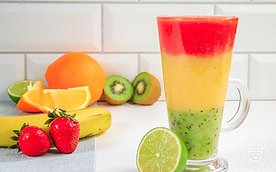 Украсьте бокал ломтиком апельсина или лайма. Воткните коктейльный зонтик.