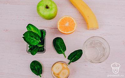 Проверьте все необходимые ингредиенты, помойте фрукты и шпинат, подготовьте рабочую поверхность.