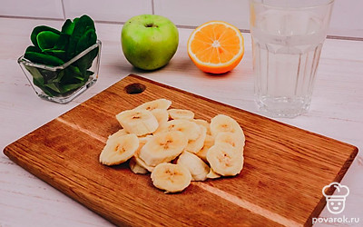 Порежьте банан.