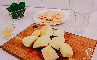 Почистите и порежьте яблоки.