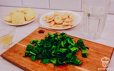 Порежьте шпинат.