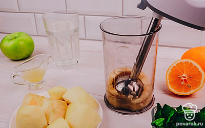 Измельчите блендером банан до однородной массы.