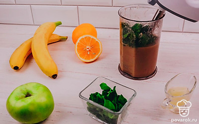 Добавьте в чашу блендера шпинат и апельсиновый сок, взбейте блендером. Если смузи получился слишком густым добавьте теплую кипяченую воду и взбейте блендером до однородности.