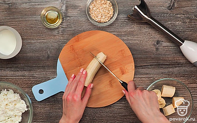 Банан нарежьте на небольшие кусочки.