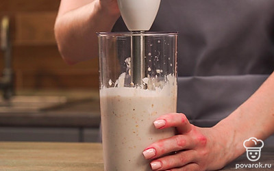 Добавьте в смесь молоко и снова перемешайте.