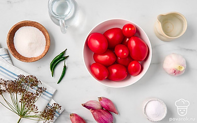 Помойте помидоры и жгучий перец, оботрите их насухо бумажными полотенцами. Почистите лук-шалот, чеснок разделите на зубчики и не очищайте. Подготовьте кастрюлю, чистое тканевое полотенце, банку объемом 0,7 л с консервной крышкой. 