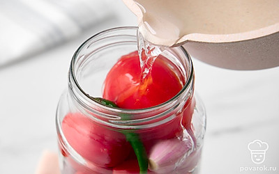 Налейте в кастрюлю воду, поставьте на сильный огонь и доведите воду до кипения. Снимите кастрюлю с огня и перелейте горячую воду в банку с помидорами и луком.