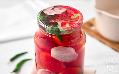 Прикройте банку крышкой и оставьте овощи в горячей воде на 7-10 минут. Аккуратно перелейте воду из банки обратно в кастрюлю, не трогая помидоры и лук.