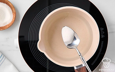 Снова поставьте кастрюлю с водой на сильный огонь и вскипятите. Всыпьте в воду соль и сахар. Прогрейте все вместе, помешивая, пока специи не растворятся в воде.