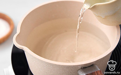 Влейте в воду с сахаром и солью уксус и снимите кастрюлю с огня.