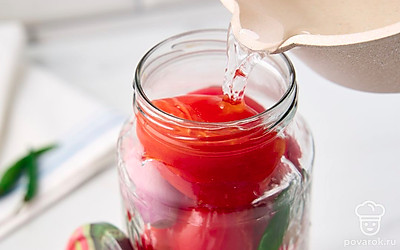 Залейте получившимся горячим маринадом помидоры с луком в банке. Закройте банку крышкой.