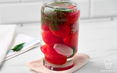 Поставьте банку дном вверх на полотенце и дайте ей полностью остыть при комнатной температуре. Уберите помидоры с луком на хранение в темное прохладное место.