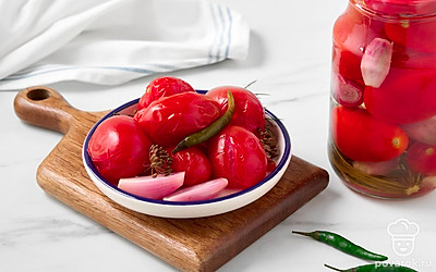 Подайте маринованные с луком помидоры в качестве закуски.