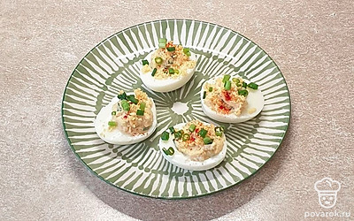 Перед подачей блюдо украсьте закуску щепоткой красной паприки и зеленым луком. Подавайте порционно. Приятного аппетита!