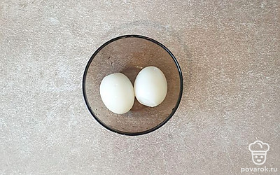 Яйца хорошо помойте, положите в кастрюлю и залейте холодной водой. После закипания огонь сократите и варите 8-9 минут. Готовые яйца переложите в ледяную воду и дайте остыть. Затем очистите от скорлупы и промойте в воде.