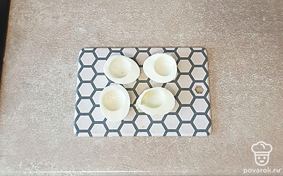 Каждое яйцо разрежьте пополам и удалите желток.