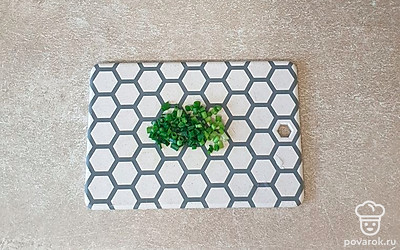 Зеленый лук помойте, просушите и мелко порубите.