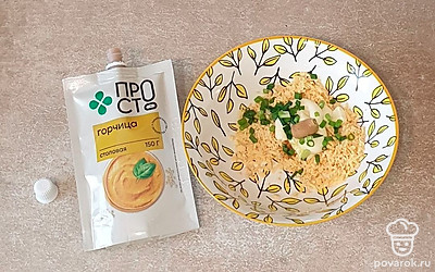 В глубокую миску натрите на мелкой терке желток. Всыпьте соль и перец. Добавьте мед, майонез, зеленый лук и горчицу. Хорошо все перемешайте.