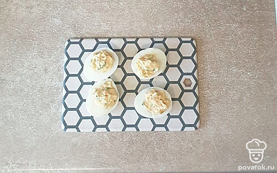 Получившейся начинкой нафаршируйте яичные белки.