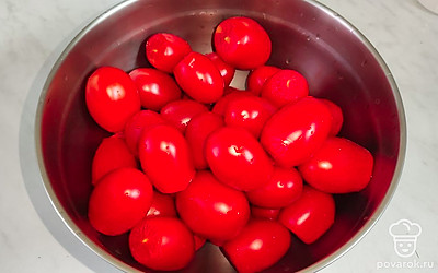 Помидоры вымойте, срежьте плодоножку.