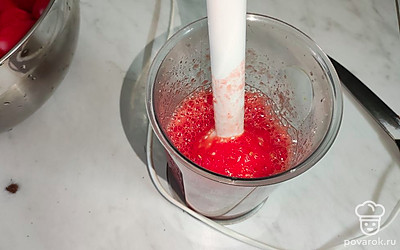 Измельчите в однородную массу при помощи блендера.