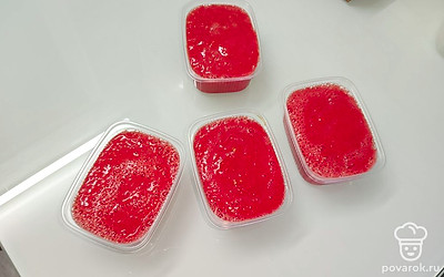 Разлейте томат в одноразовые контейнеры одного размера.