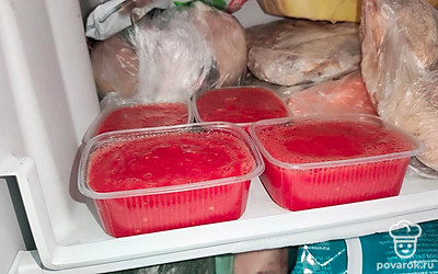 Отправьте в морозилку. Когда замерзнет томат, чуть-чуть контейнер подержите в теплой воде. Переложите брекеты замороженного томата в пакет и уберите на хранение в морозилку.