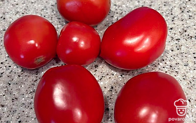 Подготовить все ингредиенты. Помыть помидоры. Простерилизовать банки с крышками.