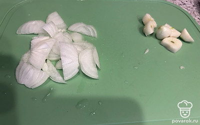 Нарезать полукольцами лук. Почистить зубчики чеснока.