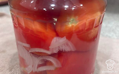 Слить воду из банки в кастрюлю. Добавить сахар и соль из расчета: соль —1 столовая ложка с горкой на 1 литр воды, сахар — 3 столовые ложки на 1 литр. Дать закипеть. Как закипит, добавить 2 чайные ложки уксуса на 1 литр. Залить помидоры.