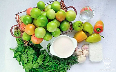 Овощи и зелень хорошо промойте, выложите на бумажное полотенце и просушите.