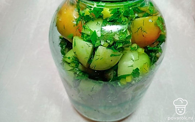 В подготовленные банки плотно уложите фаршированные помидоры. В кастрюле закипятите три с половиной литра воды. Кипятком залейте помидоры в бутылях. Накройте стерильными крышками для закатки. Банки накройте полотенцем и дайте им постоять двадцать минут.