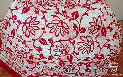 Воду из бутылей слейте в кастрюлю, доведите до кипения и повторно залейте помидоры. Накройте полотенцем и дайте постоять двадцать минут. Снова слейте воду в кастрюлю, добавьте соль, сахар, уксус, доведите до кипения, прокипятите в течение двух минут. Кипящим маринадом залейте помидоры и закатайте крышки.